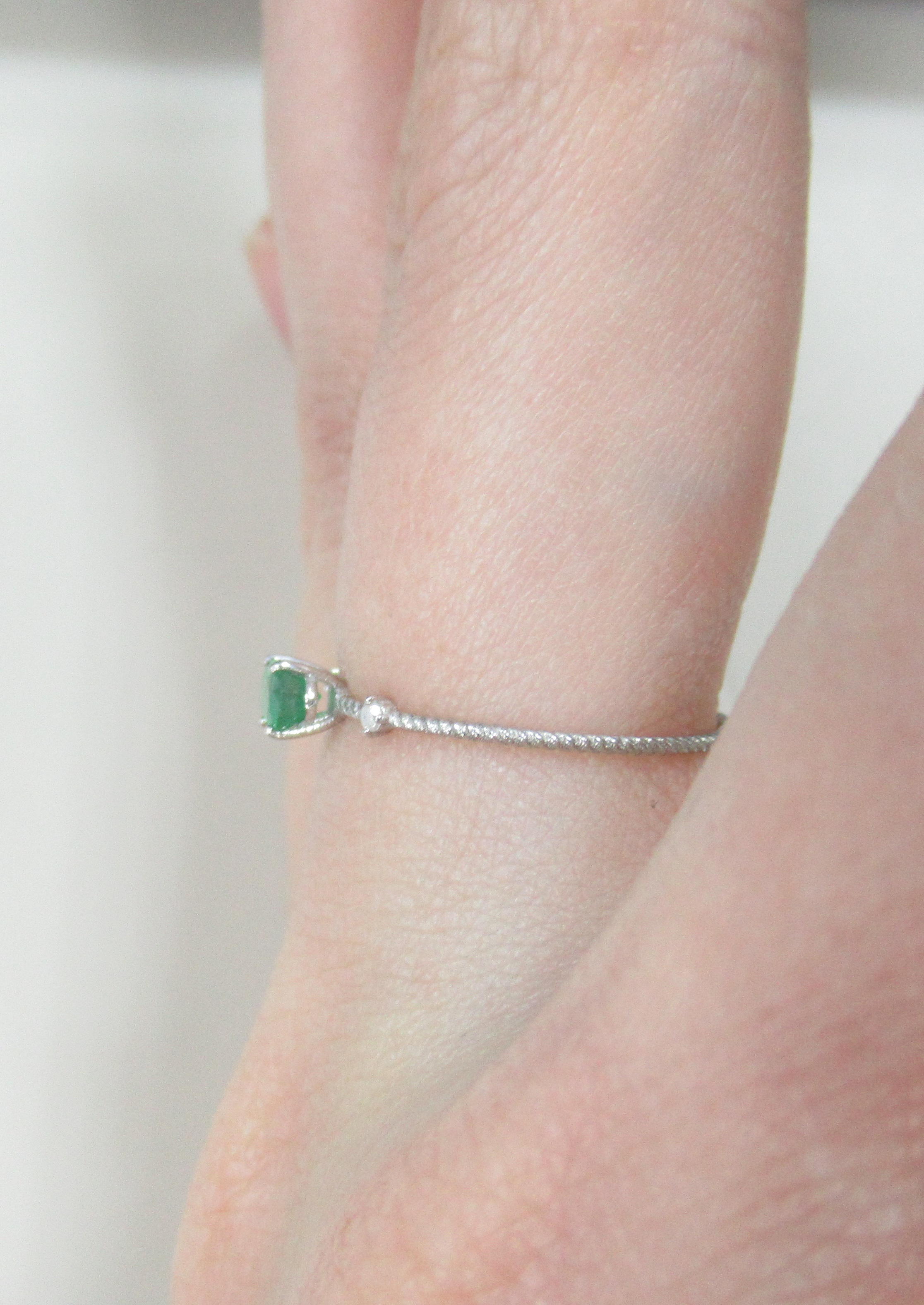 Кольцо из белого золота с изумрудом